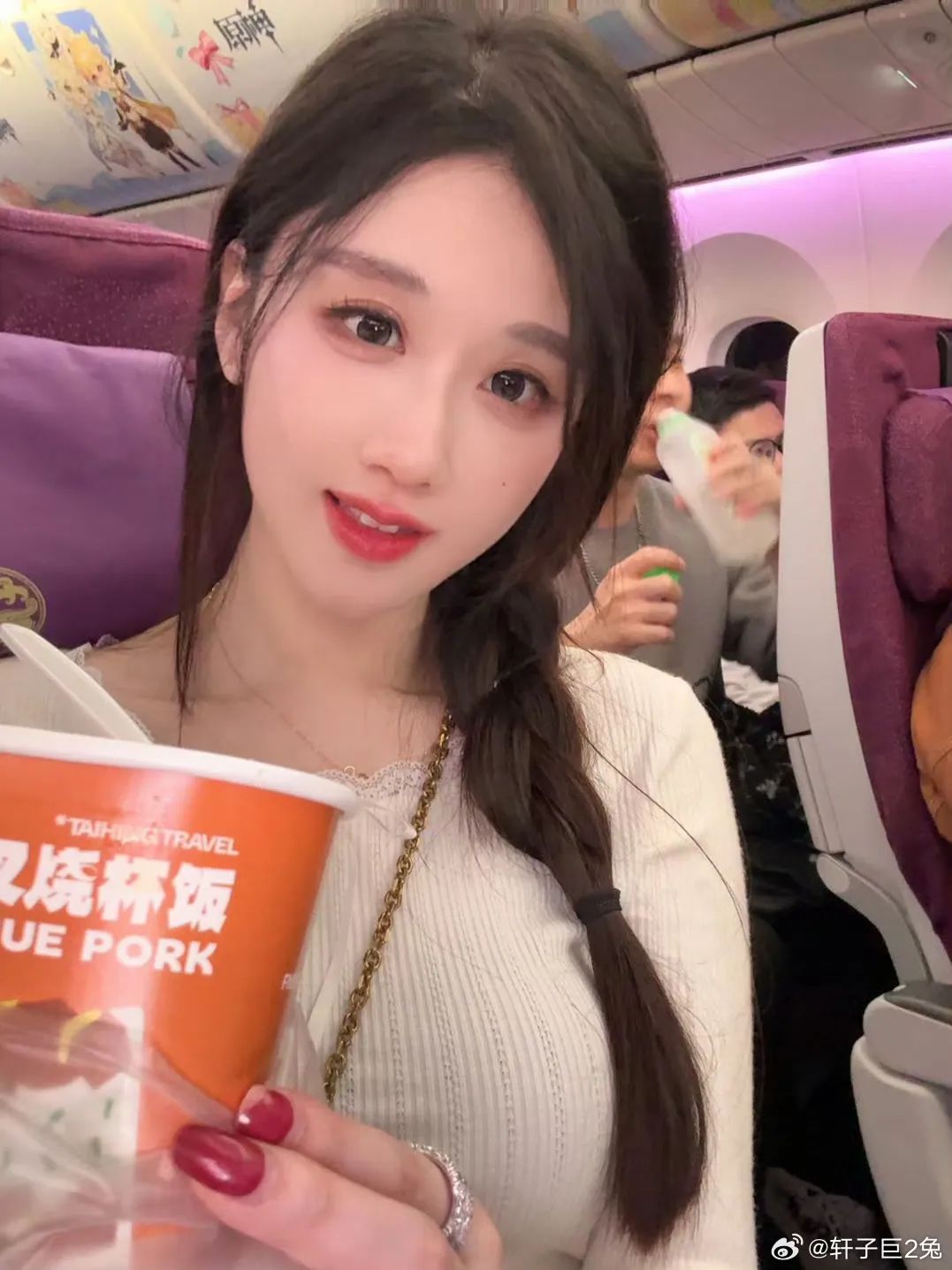 轩子巨2兔晒美照,称自己在酒店做兼职,衣冠不整引发网友热议!