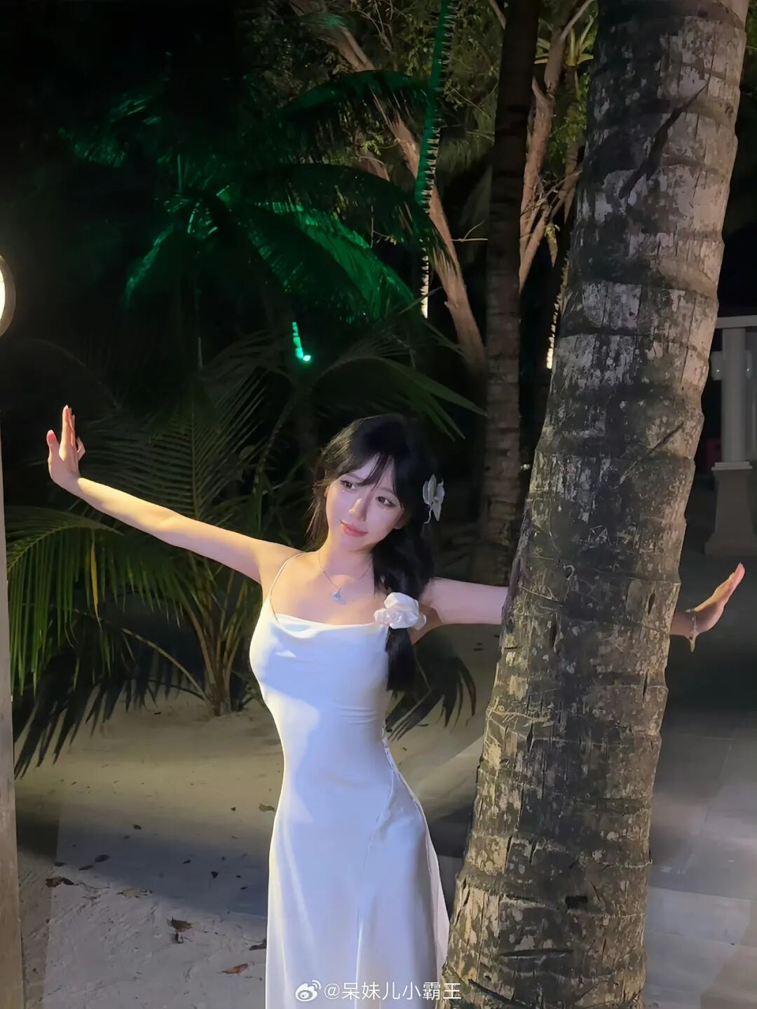 游戏主播呆妹儿穿粉色衣服被指“像少妇”,其回应自己没有擦边,有的人眼睛脏看啥都脏!