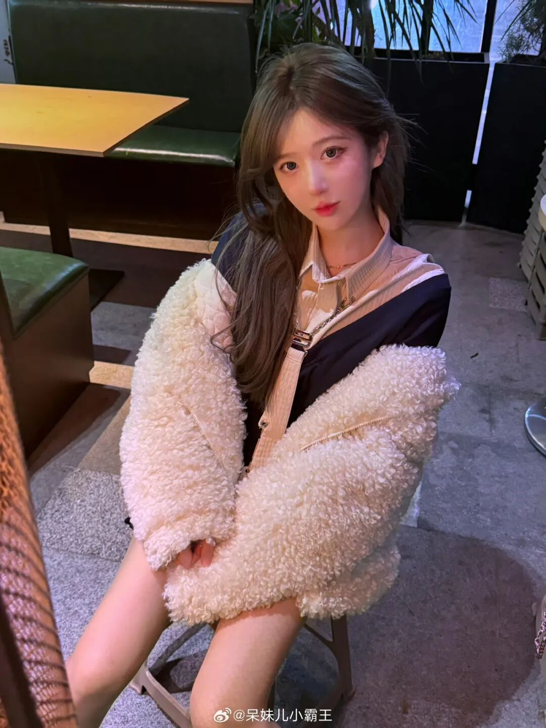 游戏主播呆妹儿穿粉色衣服被指“像少妇”,其回应自己没有擦边,有的人眼睛脏看啥都脏!