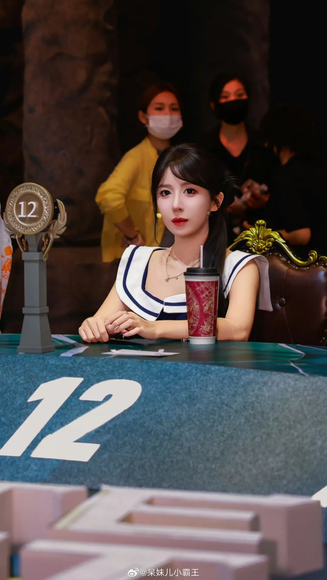 游戏主播呆妹儿穿粉色衣服被指“像少妇”,其回应自己没有擦边,有的人眼睛脏看啥都脏!