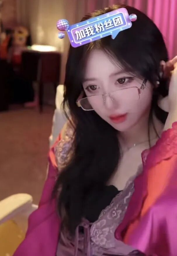 游戏主播呆妹儿穿粉色衣服被指“像少妇”,其回应自己没有擦边,有的人眼睛脏看啥都脏!