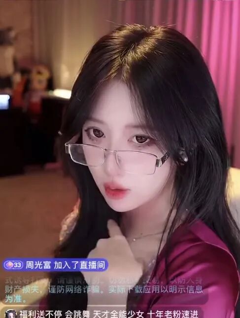 游戏主播呆妹儿穿粉色衣服被指“像少妇”,其回应自己没有擦边,有的人眼睛脏看啥都脏!