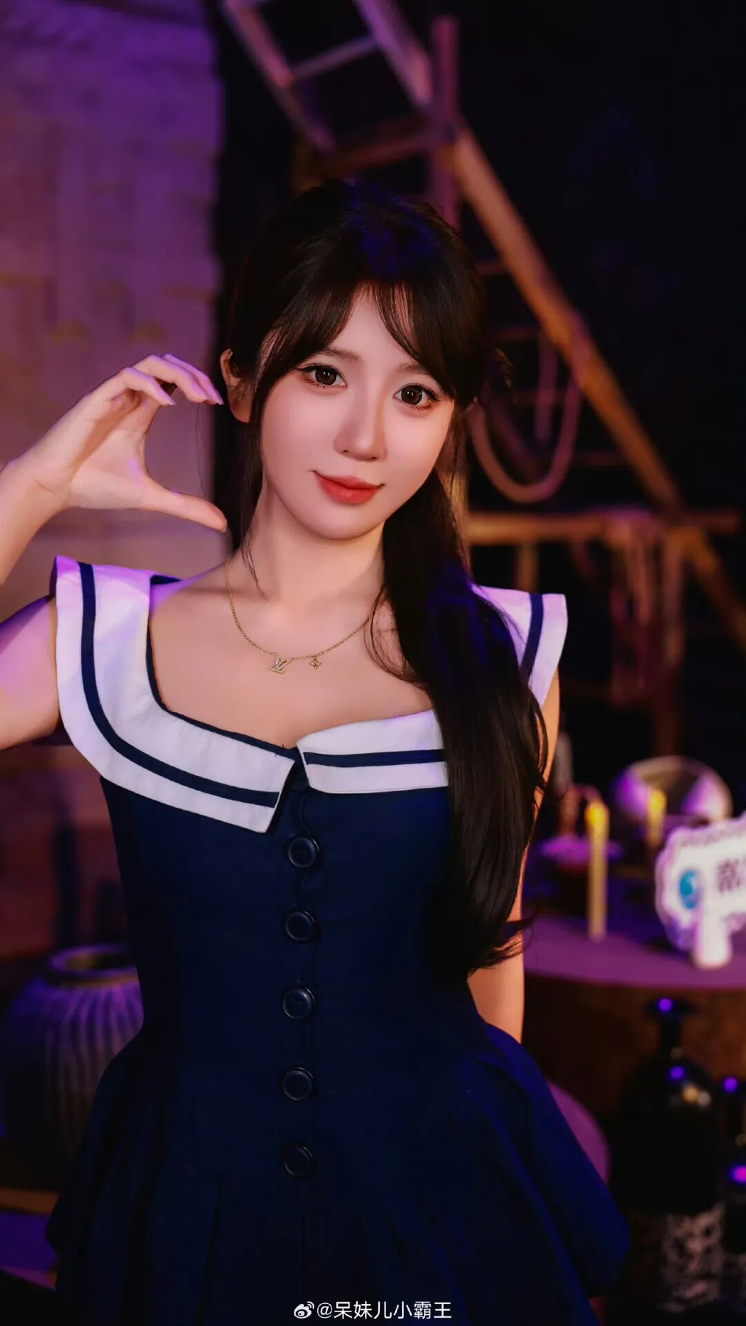 游戏主播呆妹儿穿粉色衣服被指“像少妇”,其回应自己没有擦边,有的人眼睛脏看啥都脏!