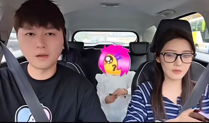 “前妻的秘密”乔妹跟小酷哥有复婚打算？乔妹放弃某音换到某牙，一家人直播效果拉满！