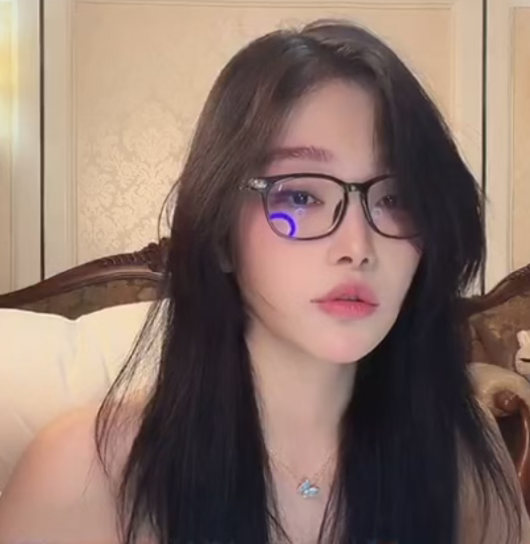 女主播求大哥借钱给自己刷礼物，因为房贷一个月4w快还不上了，引发网友热议~