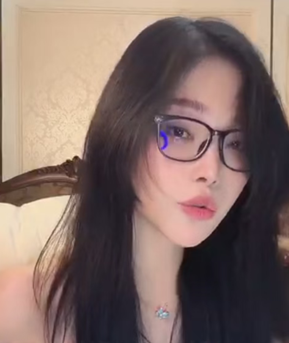 女主播求大哥借钱给自己刷礼物，因为房贷一个月4w快还不上了，引发网友热议~