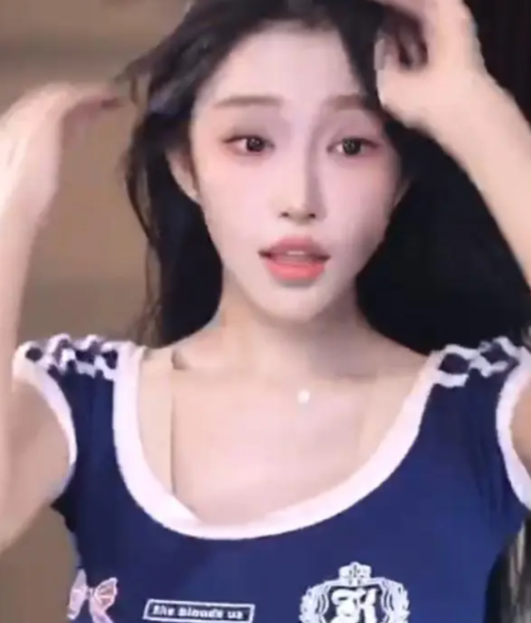 女主播求大哥借钱给自己刷礼物，因为房贷一个月4w快还不上了，引发网友热议~