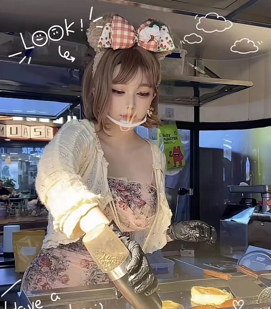 写真一姐称自己有点暴露癖，年轻的时候喜欢拍性感写真穿凉快衣服，没想到大家喜欢看，当时真没想赚钱！