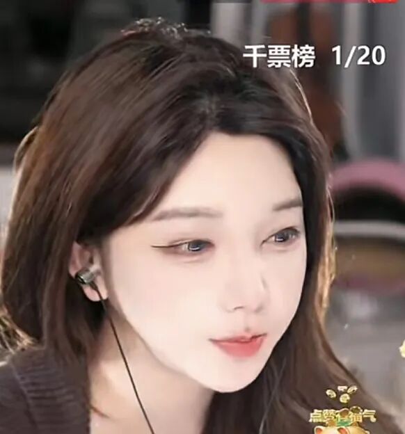 写真一姐称自己有点暴露癖，年轻的时候喜欢拍性感写真穿凉快衣服，没想到大家喜欢看，当时真没想赚钱！