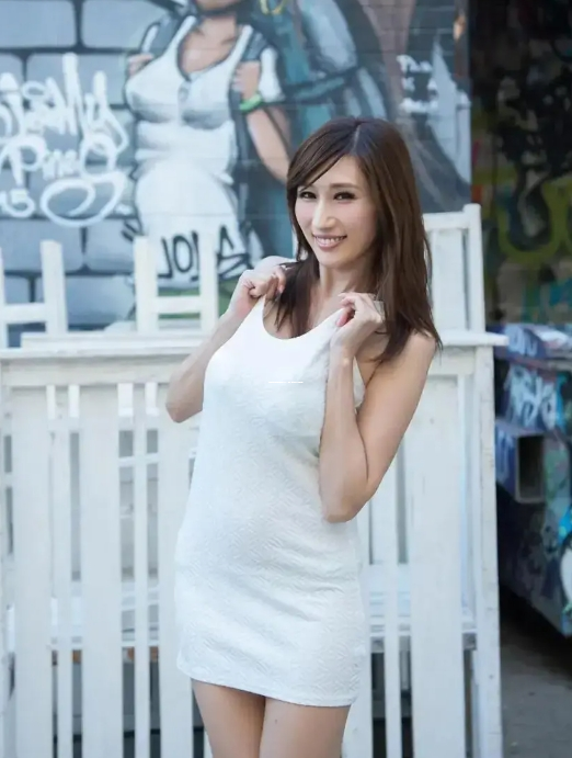 狗头萝莉最新泳池视频点赞破20w+,网友:煎饼不卖了想做老本行?