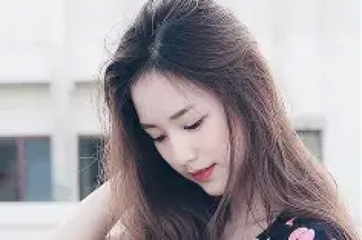 何秋亊撞衫抄袭风波：网红创意危机引热议