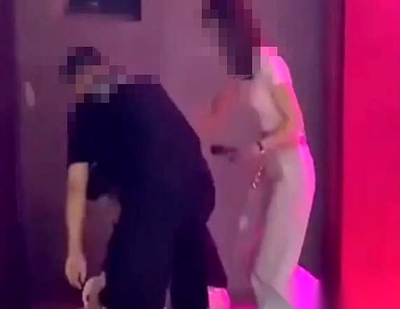 上个厕所出来老婆跟人搂着跳舞，他飞踹一脚，结果闹出大笑话