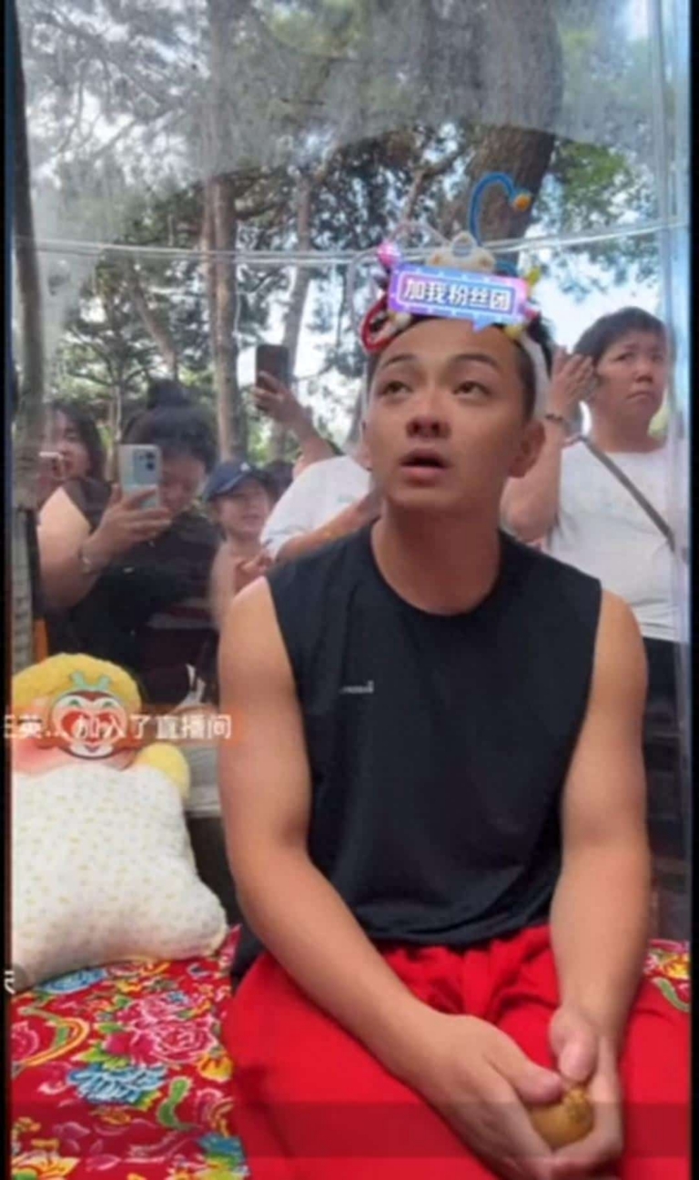 雪饼猴好心给200元路费，女子嫌少隔天又来闹