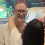 相差二十多岁！德语外教夜市表白大三女生，女孩当场答应