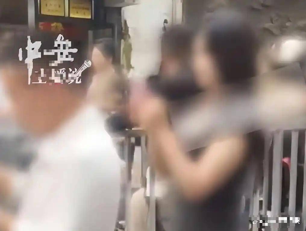 湖南两女铁笼游街后续:幕后黑手不止一人,结局大快人心