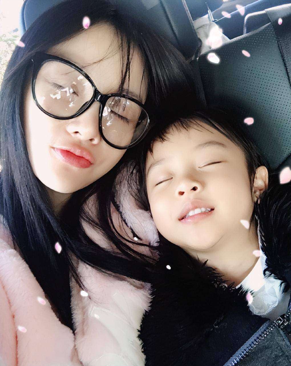 李小璐素颜带娃逛超市,人设崩塌后生活现状引热议