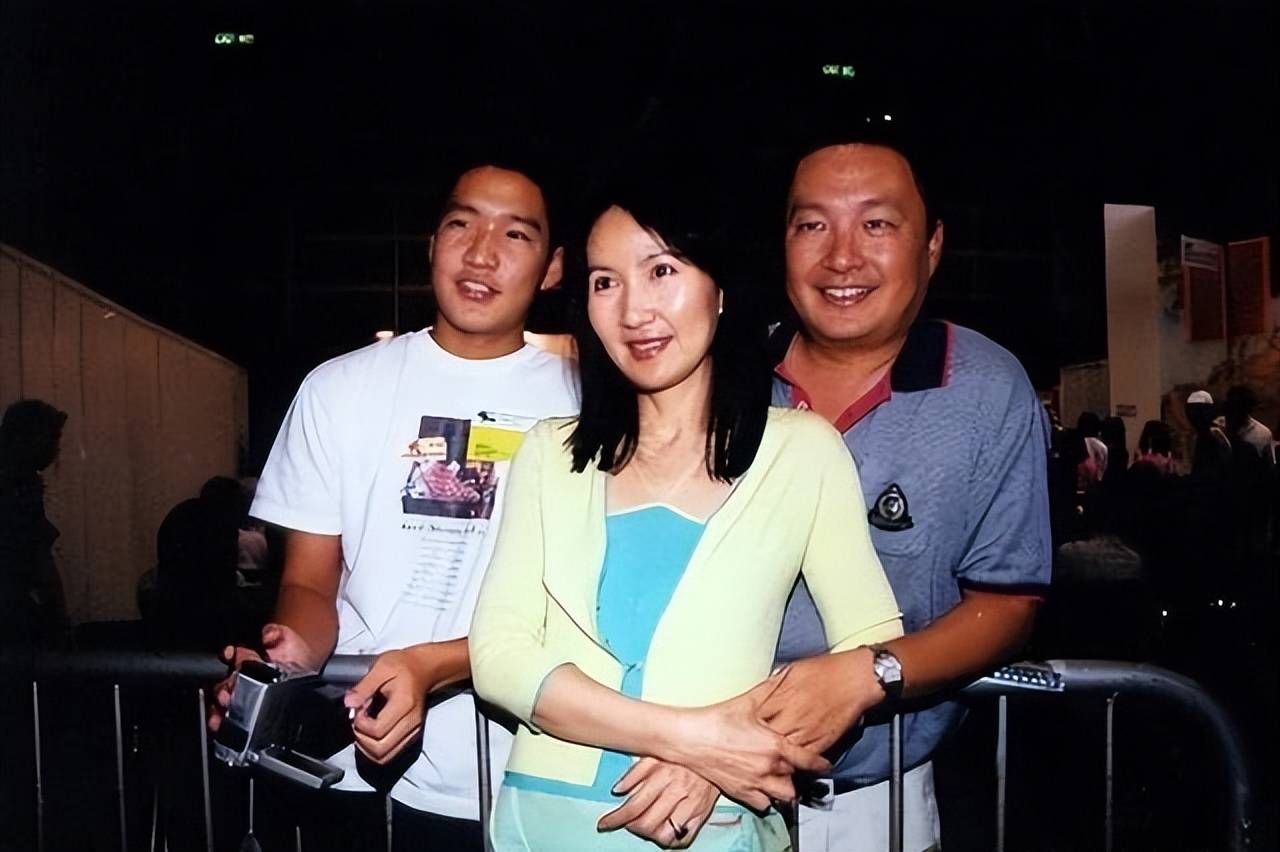 67岁港商出轨网红9年,5年生4胎原配竟不知情